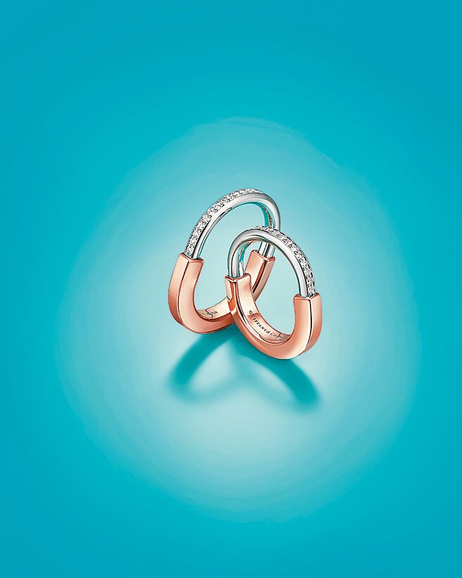 Tiffany窄版Lock 18K玫瑰金及白金鑲鑽戒指，17萬2000元。（Tiffany & Co.提供）
