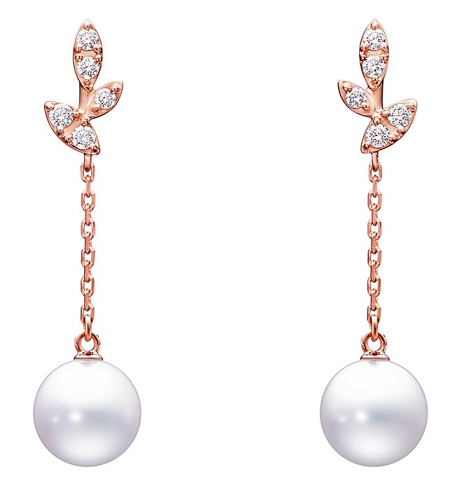 TASAKI kugel鑽石珍珠櫻花金耳環，6萬6500元。（TASAKI提供）