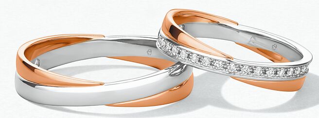 Hearts On Fire的Embrace對戒，以鉑金與玫瑰金交錯纏繞詮釋愛情，4萬3000元、4萬9000元 。（Hearts On Fire提供）