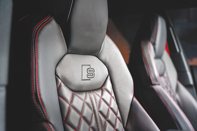 Audi Sport红色缝线套件，附S专属Logo。（台湾奥迪提供）