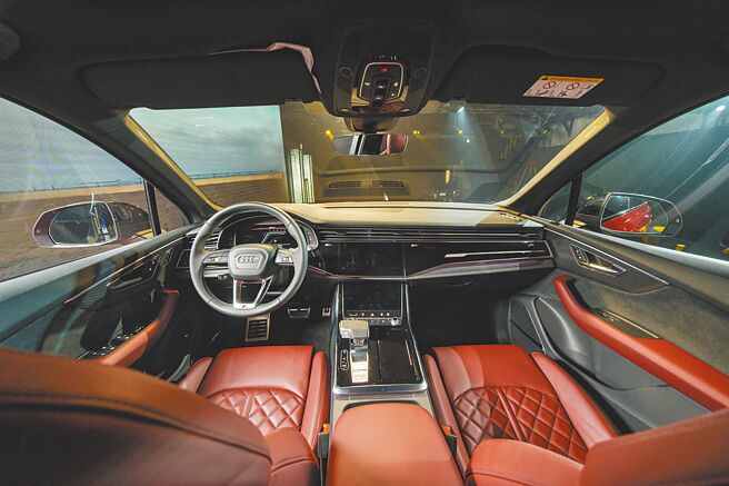 Audi SQ7座舱搭配消光碳纤维饰板与黑色织布顶篷。（台湾奥迪提供）