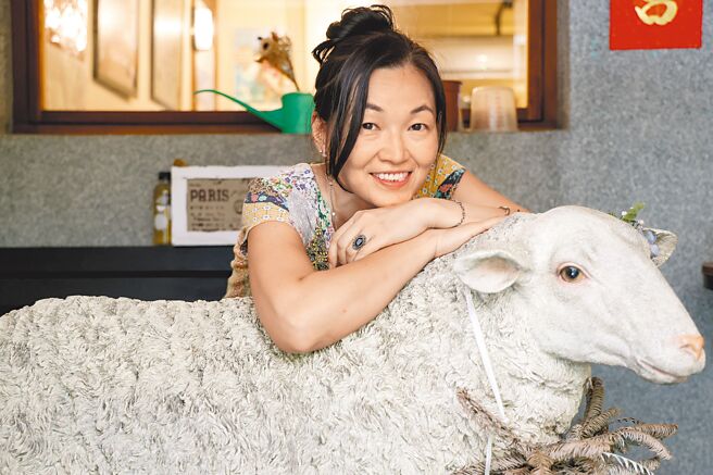 16年未出书，语言学博士李佳颖终于有了新作《进烤箱的好日子》，希望得到「这个小说好看」的讚美。（邓博仁摄）