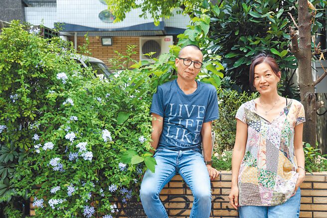 李佳颖（右）新作《进烤箱的好日子》由自转星球出版，社长黄俊隆（左）回归编辑角色认为做文学书就是某种使命。（邓博仁摄）