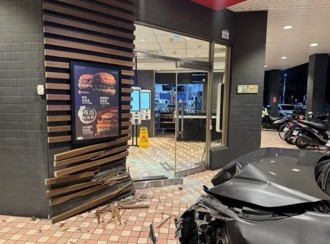 得來速點餐嗎？高雄轎車闖紅燈互撞   衝入「麥當勞」店員嚇傻