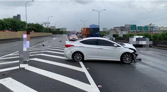 國道自撞護欄車頭變形 疑天雨路滑失控釀禍