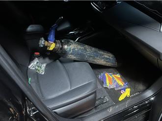 吸笑氣蛇行開車遭攔嗆警「了不起罰錢」  桃園男掛假車牌被認出慘了