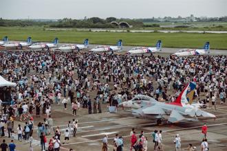 空軍嘉義基地營區開放  三型戰機性能展示  民眾熱情相挺
