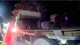 苦肉計失效！台東無牌拖板車遭攔    駕駛鑽「後車輪」喊救命  