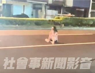 傻眼！台中赤腳短褲醉女馬路狂奔飆三字經   警出手開罰