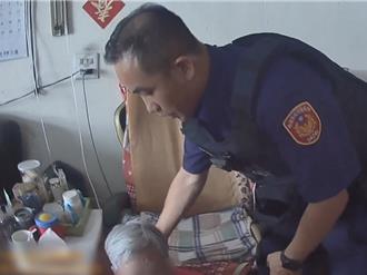 老伴滑落椅子9旬老翁求助  中坜暖警协助搀扶起身