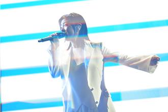 直击／宇多田光道歉让台粉等25年　唱完不立刻退场「6度大鞠躬」