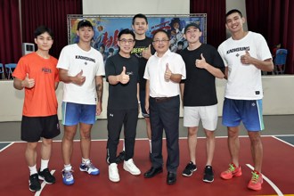 籃球》全國小學夏季聯賽開幕 5名職籃球星站台秀灌籃