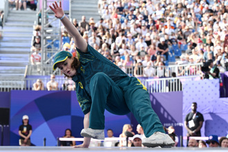 巴黎奧運》36歲女教授霹靂舞掛蛋 怪異「袋鼠舞」卻贏得全網喝采 