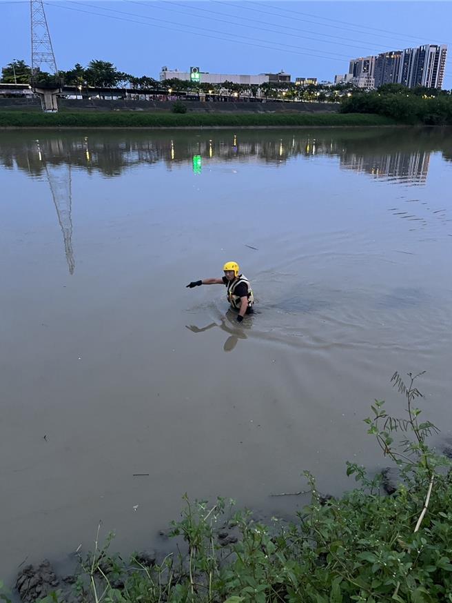 台南市安南区盐水溪有父女因口角呕气一起轻生，女儿挣脱游回岸上，父亲沉中水中尚未寻获。（读者提供／程炳璋台南传真）