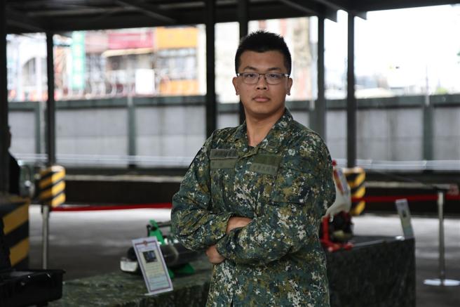 陸軍39化學兵群偵消營偵1連連長周上尉。（記者孫建屏攝）