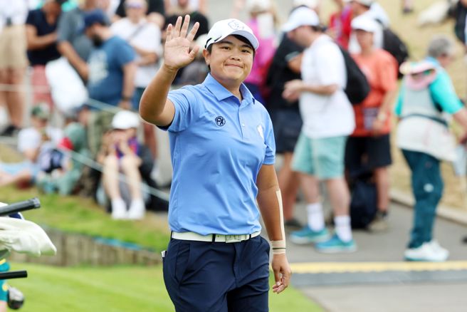 钱佩芸向为选手加油的观眾致意。（杜宜谙摄）