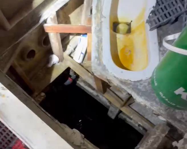 20名詐團男女就擠「糞坑下」3坪密艙內。(翻攝管碧玲臉書)