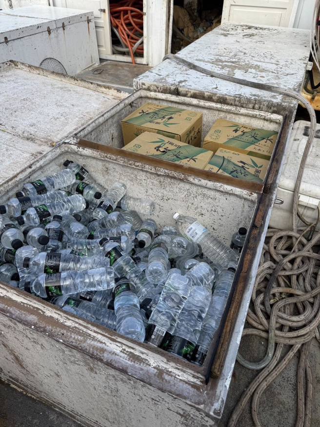 船上裝著大量瓶裝水反露餡。(翻攝管碧玲臉書)