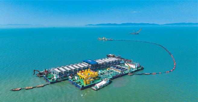 陆自主研发智慧一体化清淤平台船太湖之星守护绿水。图为大陆自主研发的太湖之星智慧一体化清淤平台船拖着长尾开足马力在湖面作业。（人民网）