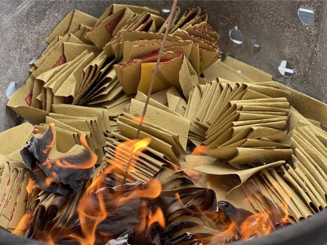 自稱被鬼附身急祭改，他暗夜路中狂燒紙錢，法官判罰3千。(中時資料庫)
