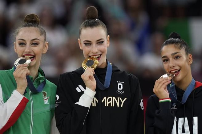 德国女将瓦福洛梅夫(中)获得韵律体操金牌（美联社）