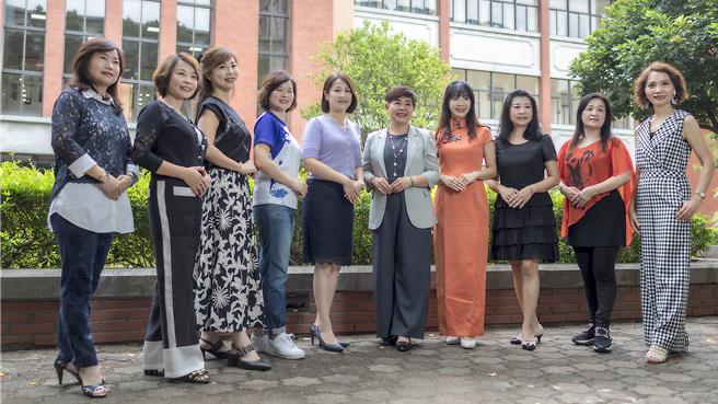 新竹縣世界旗袍文化藝術推展協會會長黃秀卿（右五）帶幹部拜會教育局長楊郡慈（左五），共同展示穿旗袍要學的優雅美姿。（羅浚濱攝）