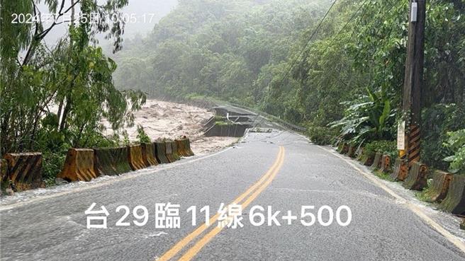 凯米颱风造成高雄市那玛夏区台29线4K＋500及台29临11线0K~12K(那玛夏至五里埔)部分路基受到旗山溪河水冲击流失，交通部公路局甲仙工务段已于8月7日及8月2日抢通紧急通行便道以提供达卡努瓦、玛雅及南沙鲁等里民紧急通行，因考量居民使用需求，通行时间即日起调整5时段。（公路局甲仙工务段提供／林雅惠传真）