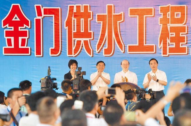 大陆福建向金门供水工程自2018年8月5日正式通水，陆媒称目前金门民生用水逾7成来自福建供水。（中新社）