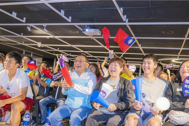 新北市长侯友宜、陈玟卉妈妈、家人亲友、母校板桥忠孝国中校友及新北市府团队同仁，凌晨1时30分相约聚集在市府一起观看比赛。（新北市政府提供）