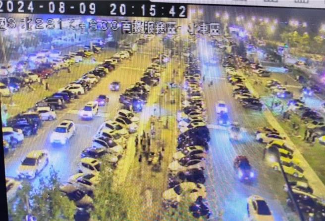 1名網紅9日晚間在南投舉辦大型車聚，各地車友擠爆國道南投服務區。（國道警察提供／馮惠宜南投傳真）