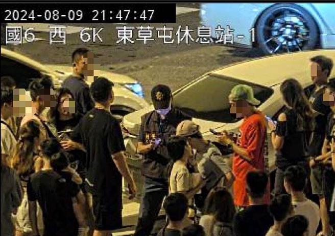 警方出動，在東草屯休息站取締違規。（國道警察提供／馮惠宜南投傳真）