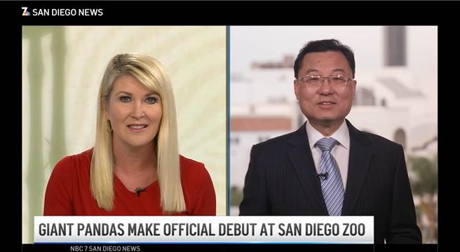 大陸駐美國大使謝鋒（右）7日就大熊貓重返加州接受美國國家廣播公司聖地牙哥台（NBC7）採訪。（圖／取自大陸駐美國大使館官網）