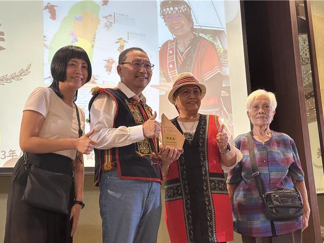 會議前，侯友宜表揚新北市原住民族文化發展有功人員及團體。（高鈞麟攝）