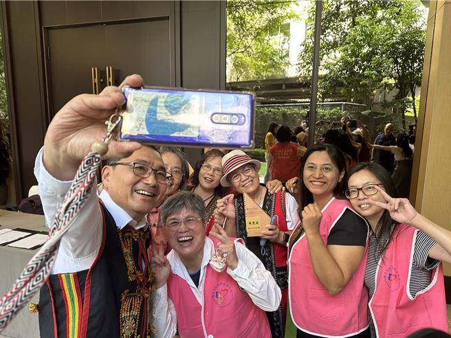 深耕原住民族語言與文化的教師與團體開心與侯友宜自拍合影。（高鈞麟攝）