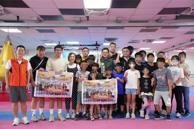 拳擊好手林郁婷的家鄉鶯歌，對於拳擊教育制度十分重視，除了國、高中有拳擊隊外，去年還開辦讓國小學童參與的「拳擊體適能運動班」，鶯歌工商拳擊隊教練郭坤維表示，不只有助於向下紮根推廣拳擊，也期盼小朋友練出興趣，培養更多「林郁婷」。（卓冠廷提供）