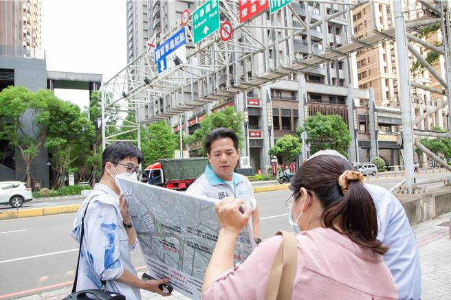 新竹市代理市长邱臣远前往关埔地区视察首座民间捐赠空桥进度。（新竹市政府提供／王惠慧新竹传真）