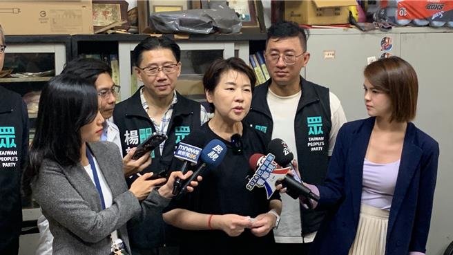 民眾黨主席柯文哲近日被爆出政治獻金帳務問題，民眾黨立委黃珊珊（中）10日表示，「對廠商非常抱歉」，之後會進一步查證，會再向監察院補報。（徐佑昇攝）