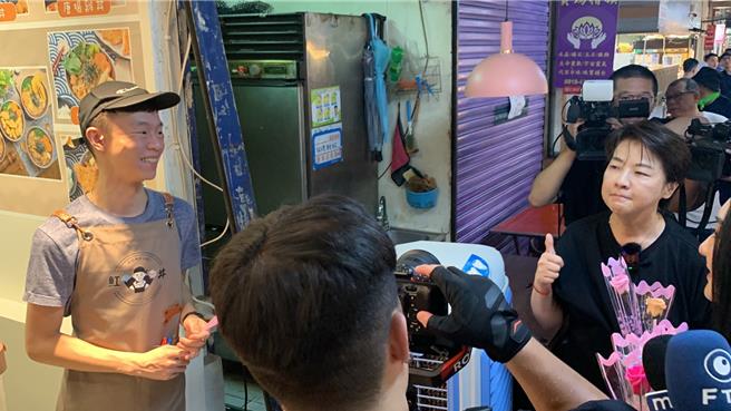 民眾黨立委黃珊珊（右）10日至仁愛市場發送七夕情人節花束，與民眾互動。（徐佑昇攝）