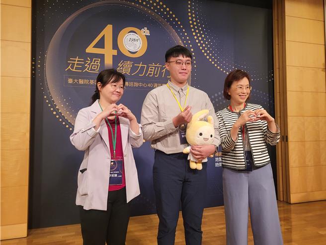 24歲的昝先生（中），在6歲那年確診罕見疾病「高雪氏症」。（林周義攝）