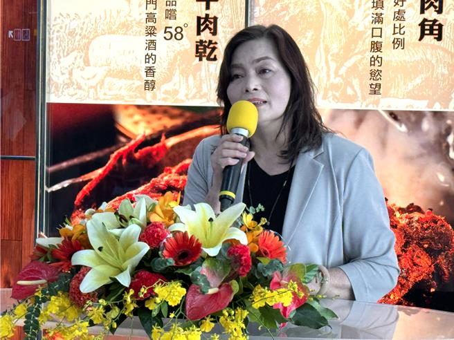 圣祖公司总经理陈缘姿期勉学子们珍惜现有的读书环境，努力求学，学有所成后能返乡服务、回馈乡里。(于家麒摄)