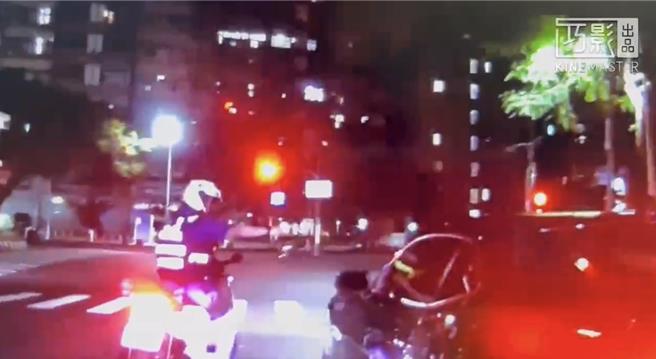 莊敬所所長林海平(左)攔下違規的駕駛，要求路邊停車接受盤查卻遭衝撞。(讀者提供／曹婷婷台南傳真)