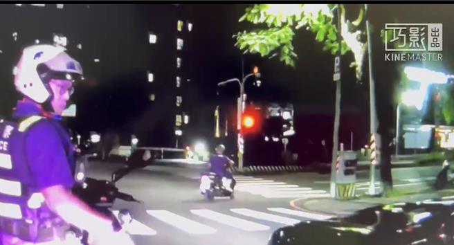 莊敬所所長林海平(左)攔下違規的自小客車要求駕駛停車，結果遭對方駕車衝撞。(讀者提供／曹婷婷台南傳真)