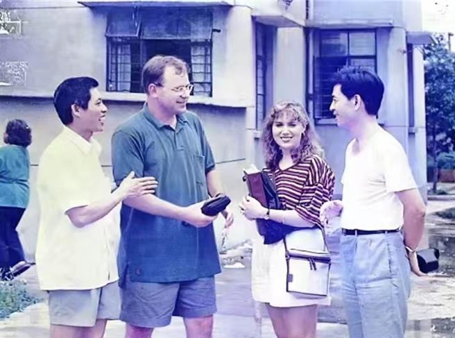 佛山一中老同事回憶美民主黨提名副總統參選人華茲印象。圖為1994年6月華茲和女友帶50名美國師生重返佛山一中，左一為陳偉傳。（佛山一中校友提供）