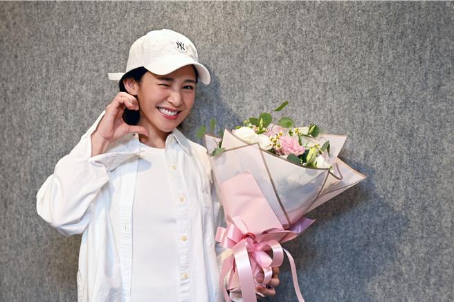 梁文音近来正忙录制新歌，收到同事送上浪漫花束。（环球音乐提供）