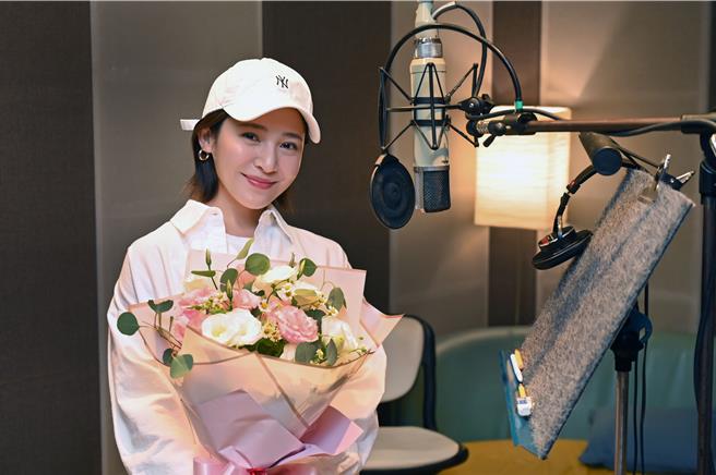 梁文音近来正忙录制新歌，收到同事送上浪漫花束。（环球音乐提供）