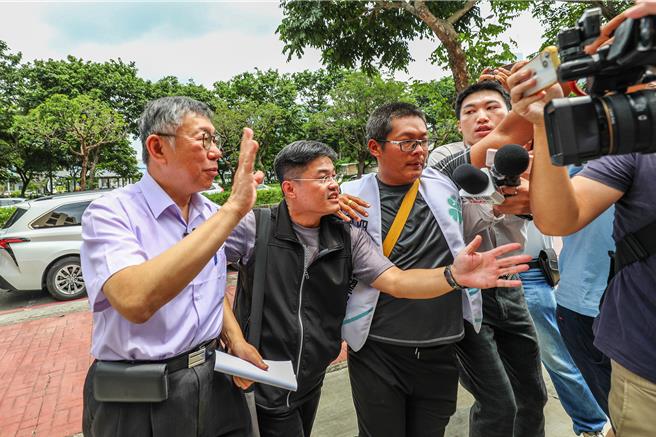民眾黨主席柯文哲（左）總統選舉政治獻金被爆申報不實，10日參加新竹縣四葉草希望協會成立大會，被大批媒體圍堵詢問拒答。（羅浚濱攝）