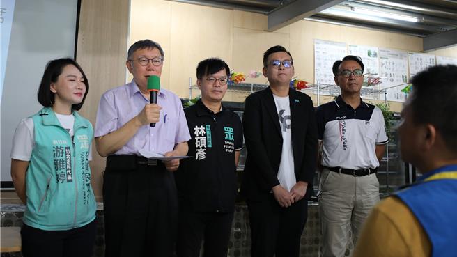 民眾黨主席柯文哲（左二）10日參加新竹縣四葉草希望協會成立大會，對政治獻金申報不實爭議說，「下午1點開始查帳，大家不要緊張，等我們查證後會給大家一個交代！」（羅浚濱攝）