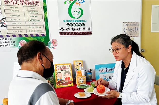 新竹县社区营养推广中心结合尖石乡卫生所成立「尖石乡分中心」，提升原乡民眾健康饮食观念与知识。（新竹县政府提供／罗浚滨新竹传真）