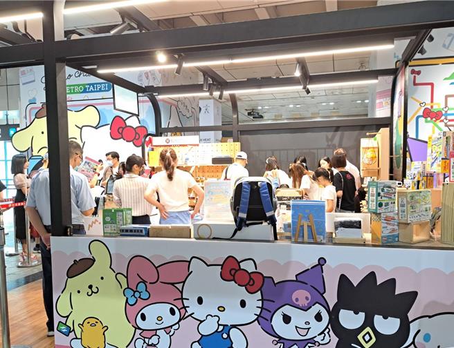 忠孝復兴商品馆涌入人潮。（温予菱摄）