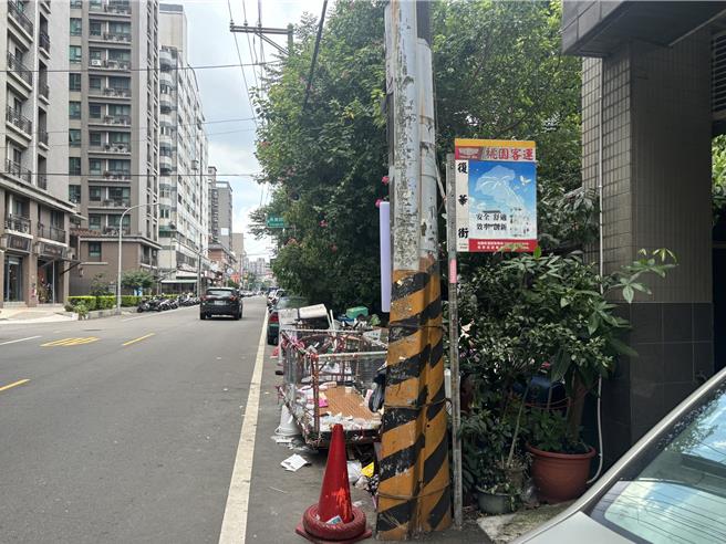 桃园市中坜区復华街公车站牌在私人土地，堆放垃圾是30年来的问题，民眾不满等公车要闻臭味，桃园市政府交通局办理会勘，已迁移站牌。桃园市环保局说，针对环境脏乱问题，已经要求地主改善，将依法持续开罚。(廖姮玥摄)